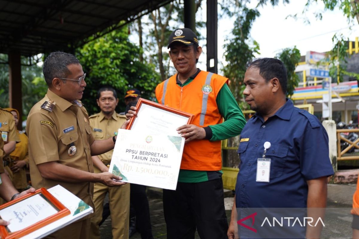 Pemerintah Kota Pontianak beri penghargaan kepada pekerja kebersihan