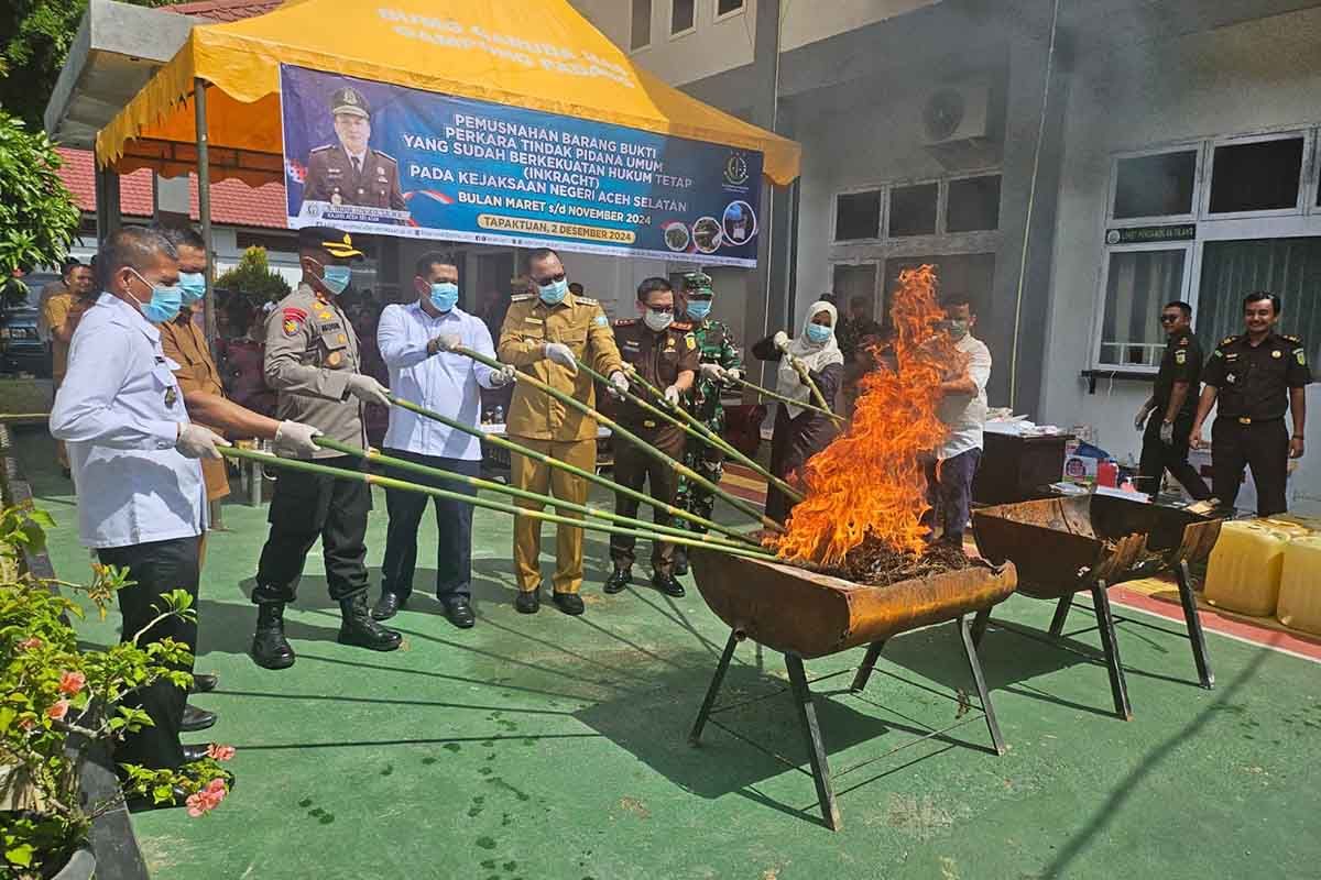 Kejari Aceh Selatan musnahkan berbagai jenis barang bukti tindak pidana