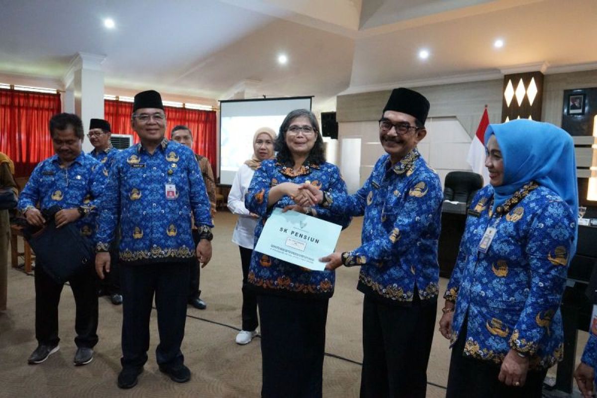 Pj Wali Kota Kediri Serahkan SK Pensiun PNS