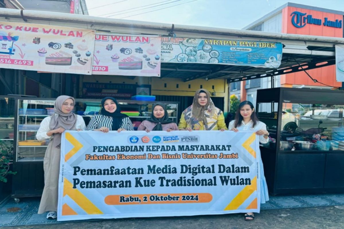 Dosen FEB Unja latih pemanfaatan media digital untuk pemasaran kue tradisional