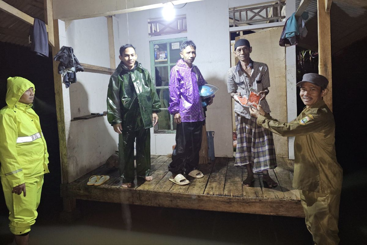 BPBD Banten beri makanan siap saji untuk korban banjir Pandeglang