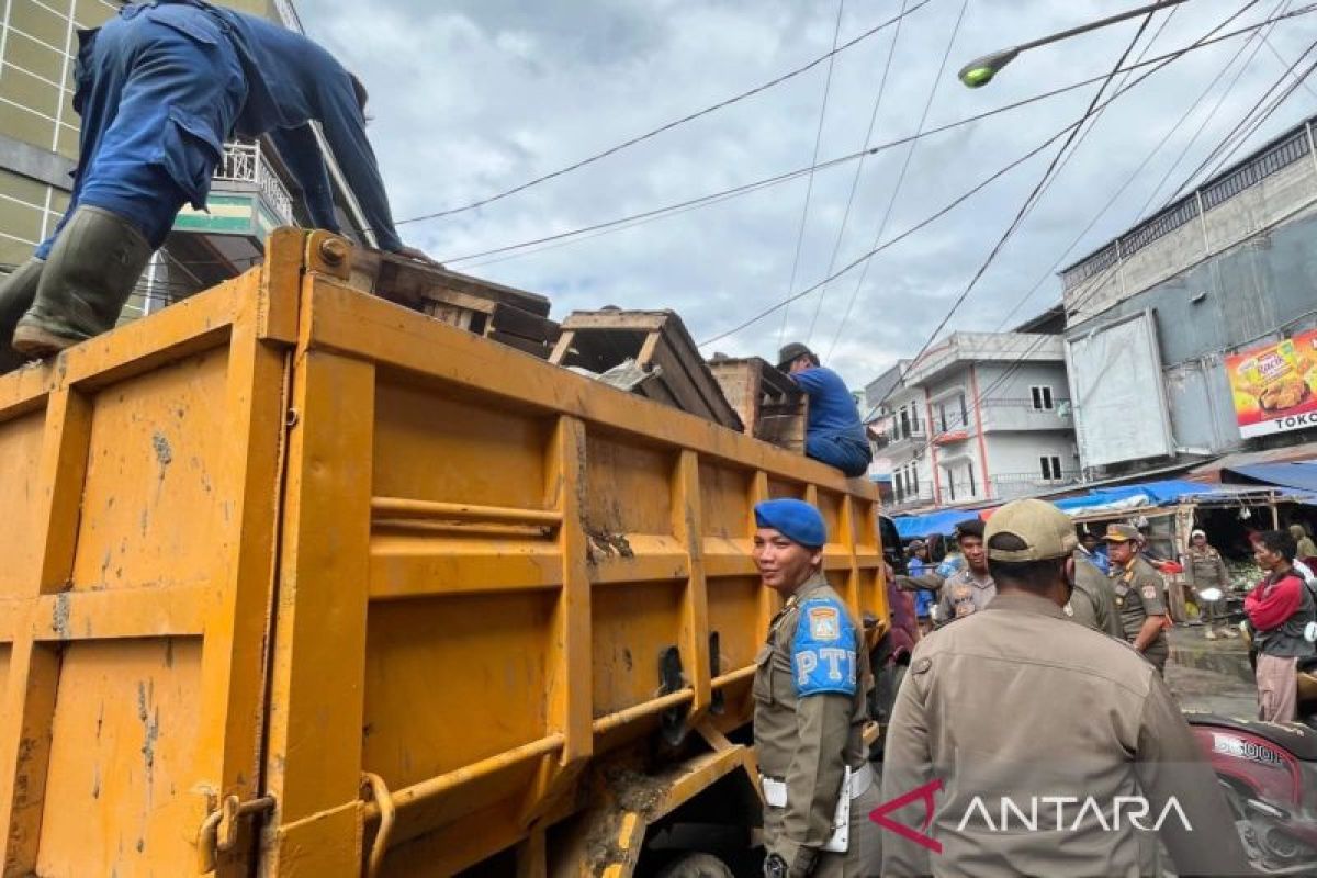 Satpol PP Balikpapan kembali tertibkan PKL Pasar Pandan Sari