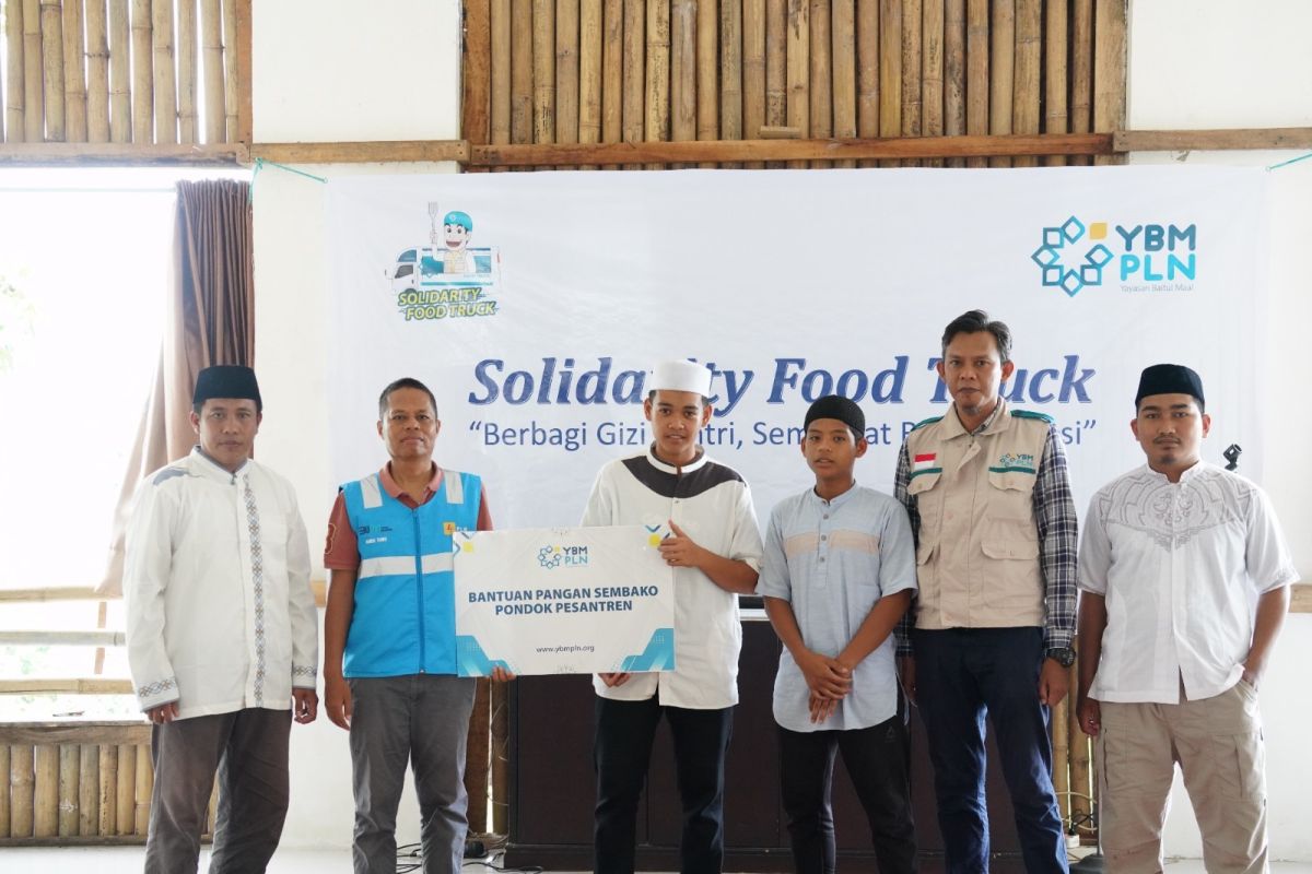 YBM PLN UID Sulselrabar berikan bantuan pangan kepada pesantren di Gowa