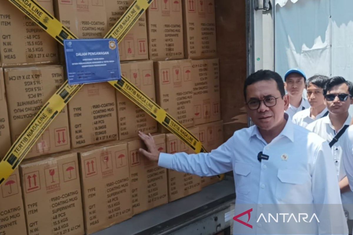 Keramik impor ilegal dari China senilai Rp9,8 miliar digagalkan di Surabaya