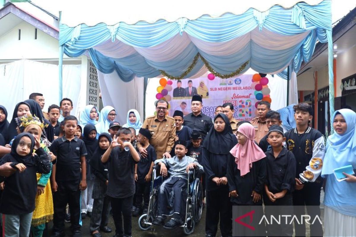 Pemkab Aceh Barat serahkan kursi roda bagi murid disabilitas