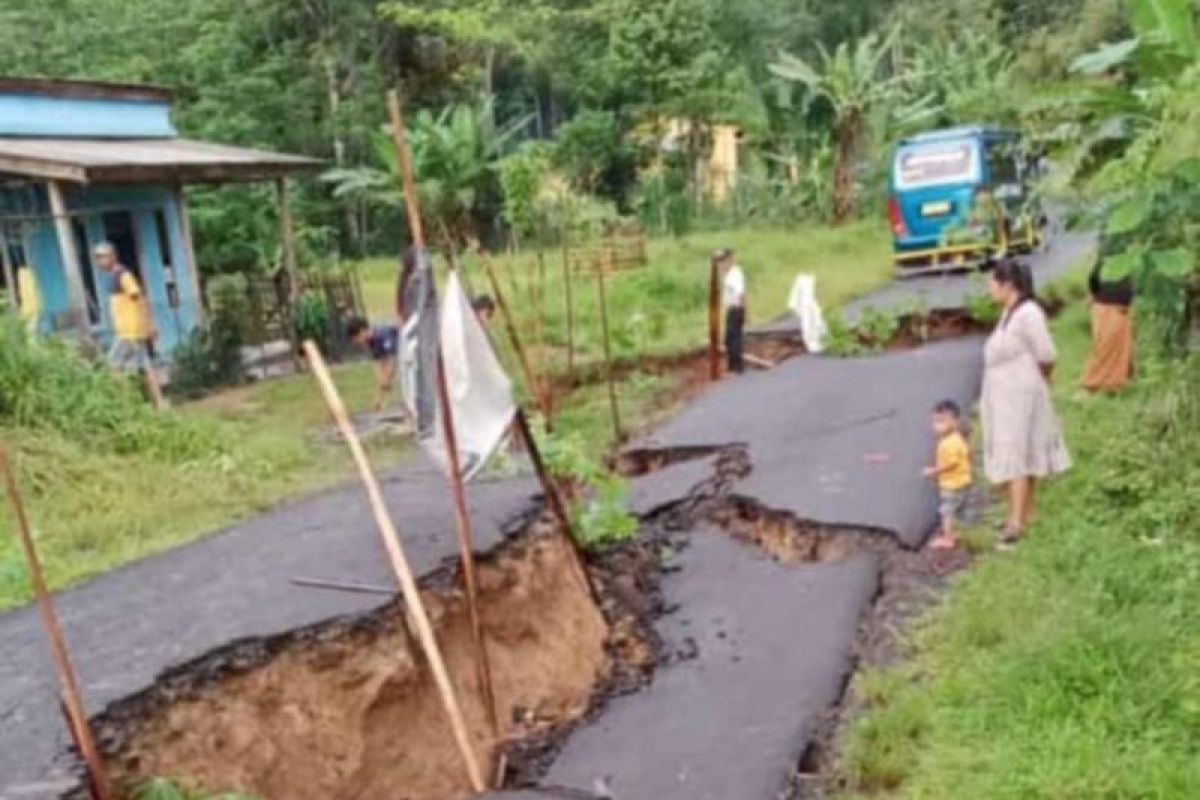 Ruas jalan menuju wisata Badui terputus akibat longsor