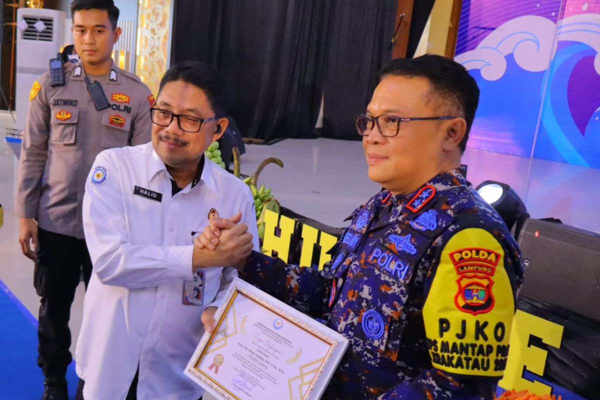 Kapolda Lampung terima penghargaan KKP karena ungkap penyelundupan BBL