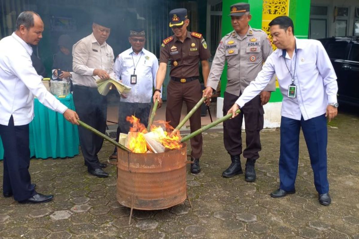 Kemenag Pasaman musnahkan ribuan duplikat dan akta nikah