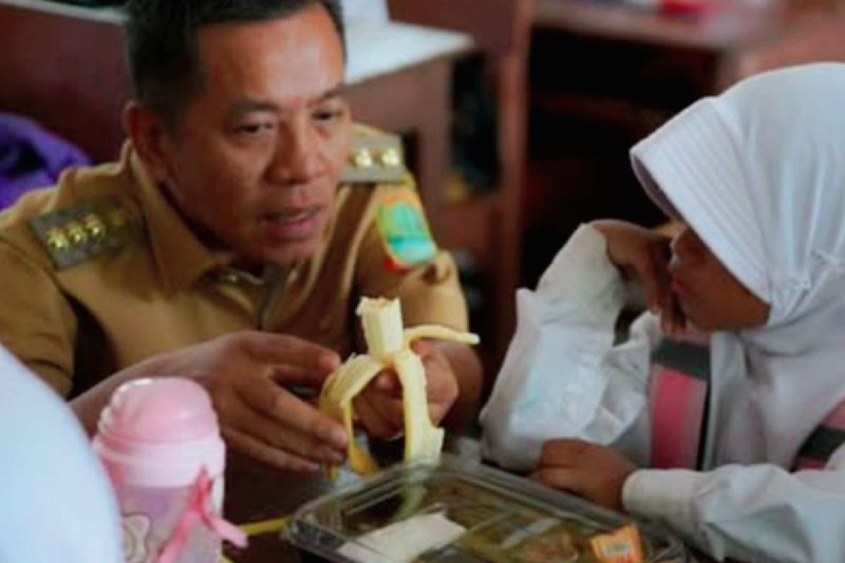 Bupati Karawang terharu siswa SD berbagi makanan bergizi dengan ibunya di rumah