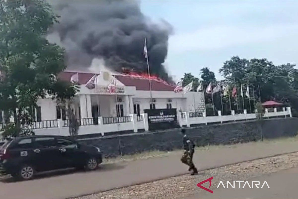 Kantor KPU Morowali, Sulawesi Tengah terbakar usai Pilkada