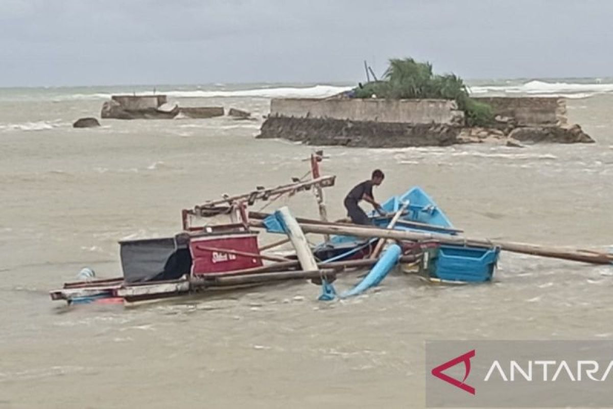 Puluhan kapal milik nelayan Pantai Ujunggenteng rusak