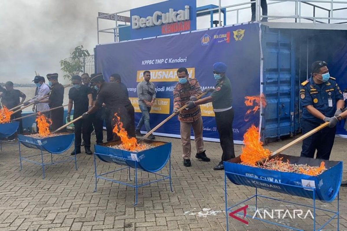 KPPBC Kendari musnahkan jutaan batang rokok dan miras ilegal