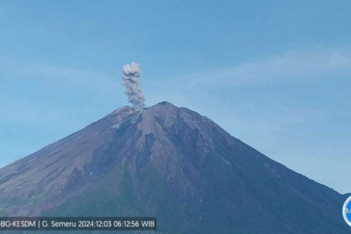 Selasa pagi, Semeru kembali erupsi terus menerus