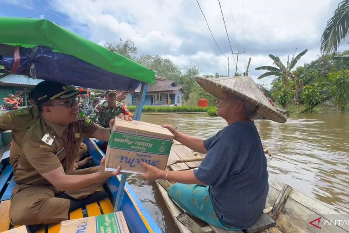 Pemkab Sambas menyalurkan bantuan untuk warga terdampak banjir