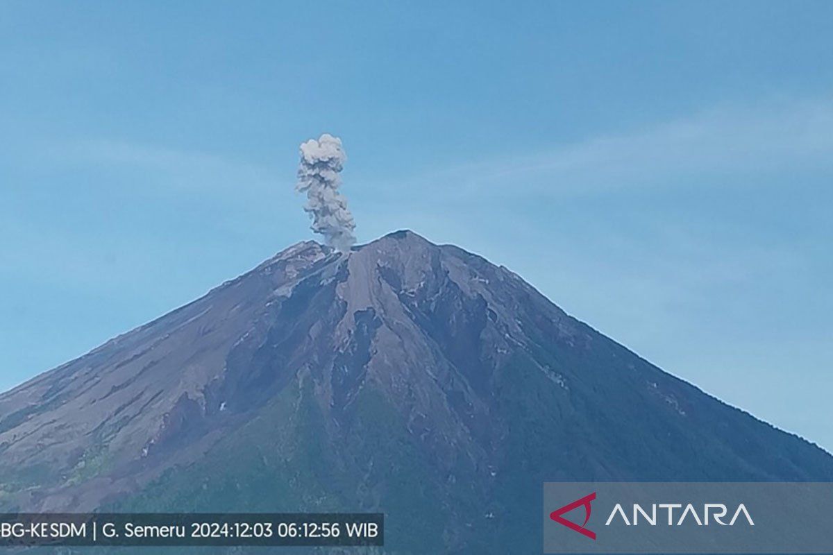 Gunung Semeru erupsi terus menerus pada Selasa pagi