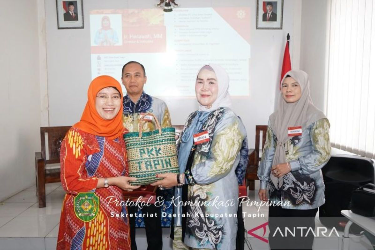 Tim PKK Tapin kunjungi Desa Dieng Kulon, Jateng  terkait transformasi Posyandu