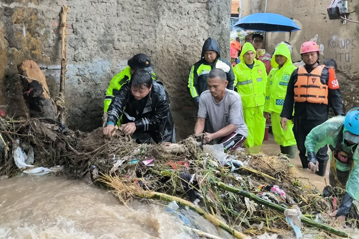 Polisi gerak cepat evakuasi ibu dan bayinya terdampak banjir Sukabumi