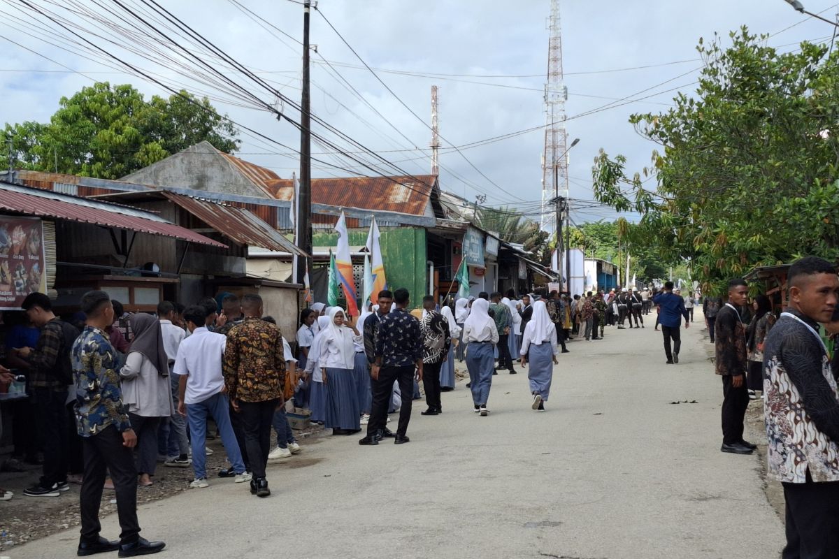 Warga Kota Kupang padati ruas jalan yang dilalui Prabowo