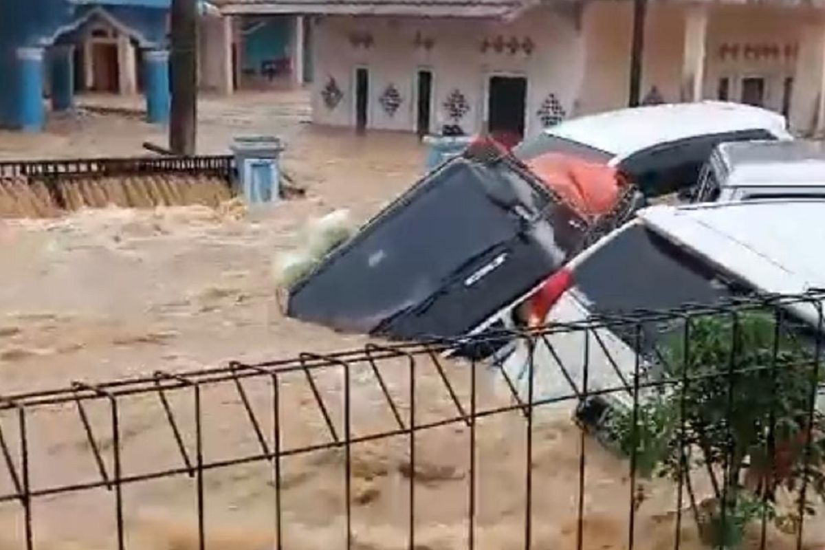 Sejumlah minibus hilang terseret akibat banjir bandang di Sukabumi