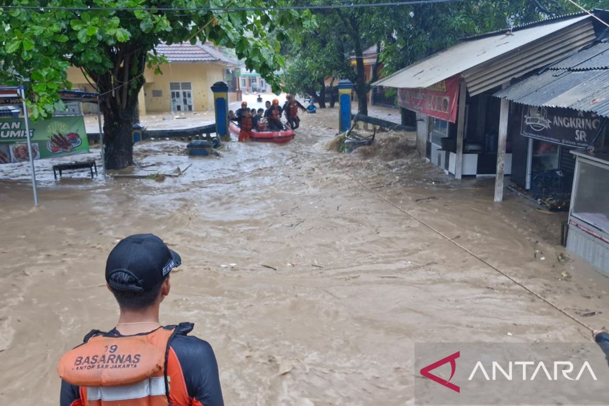 Tim SAR selamatkan warga terjebak banjir saat berobat di puskesmas