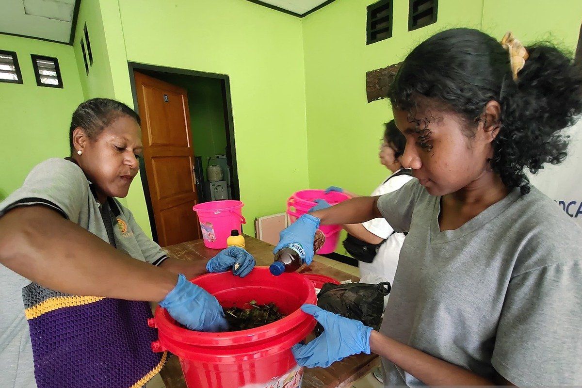 WWF Indonesia latih 30 warga Kampung Sereh Papua buat kompos limbah organik