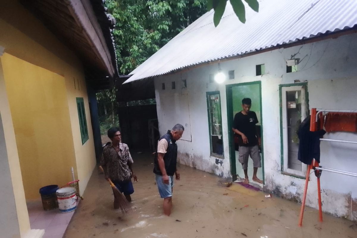 Banjir di Lebak surut, warga kembali ke rumah