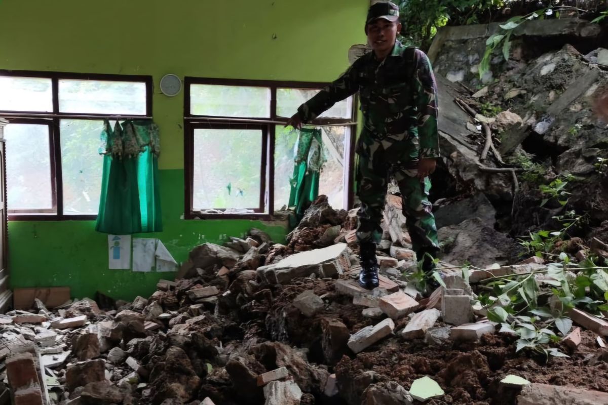 Puluhan siswa SD terdampak longsor Trenggalek alihkan KBM di emperan masjid