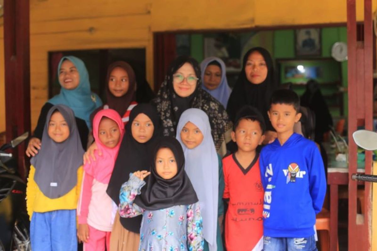 Sambil nunggu Pleno KPU Siak, Afni Z makan bersama anak yatim