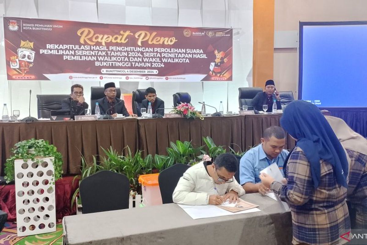 Rapat Pleno KPU tetapkan Ramlan-Ibnu menangkan Pilkada Bukittinggi 2024