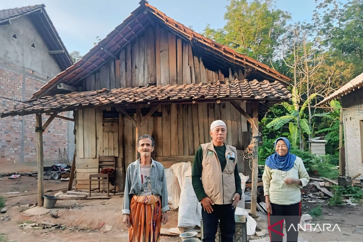 Baznas OKU renovasi rumah tidak layak huni