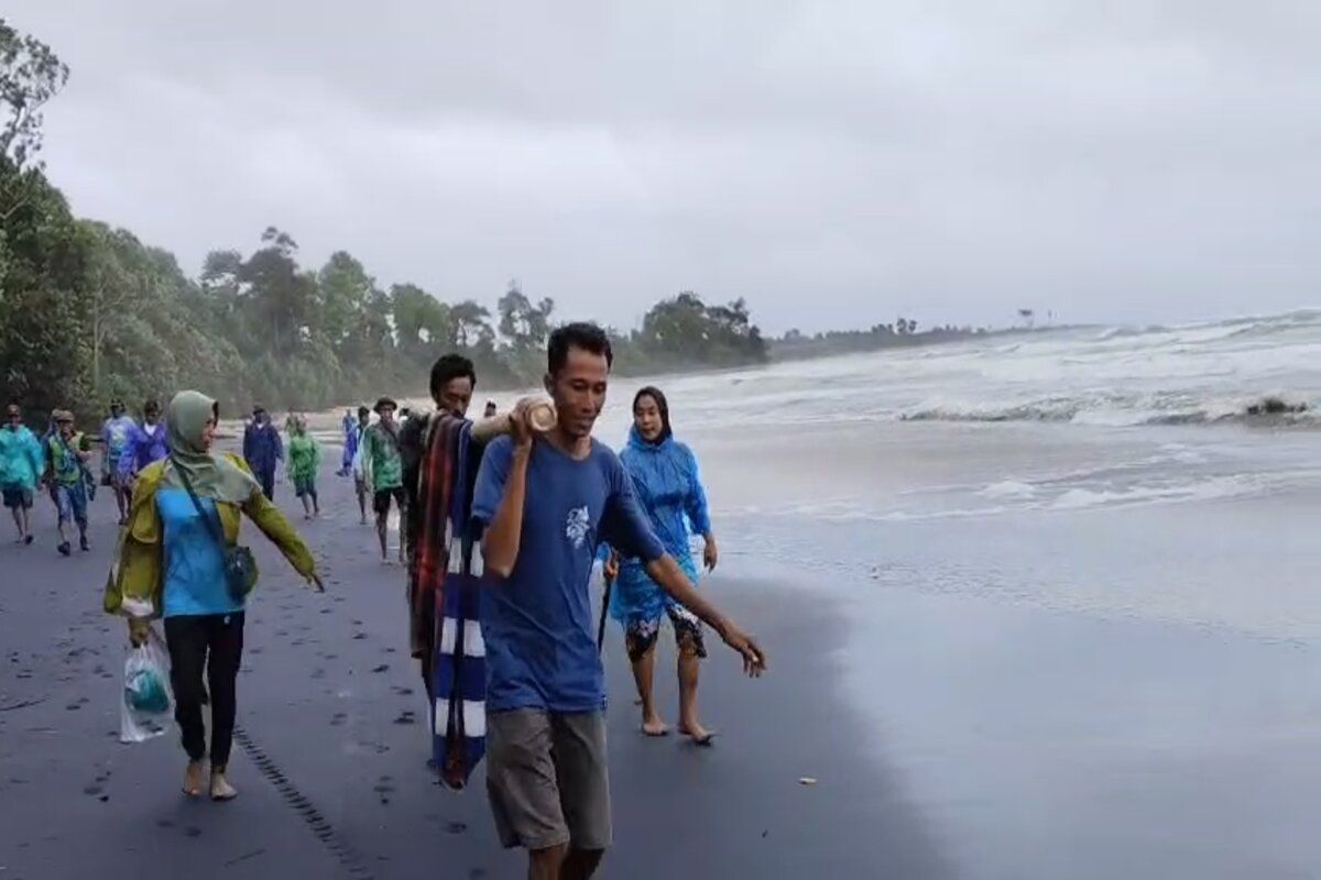 Usai melahirkan Amsyiah  di tandu menuju faskes, ini penyebabnya