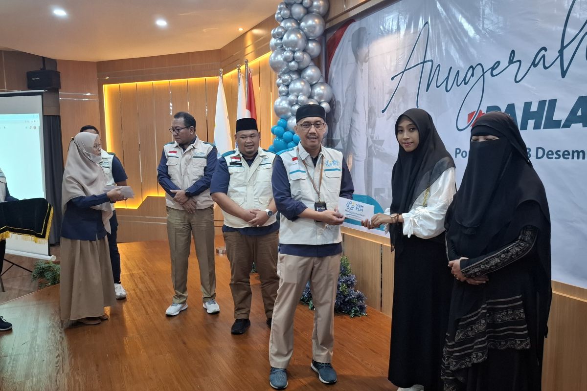 YBM PLN gelar Anugerah Guru Pahlawan Bangsa dan berikan bansos inspiratif