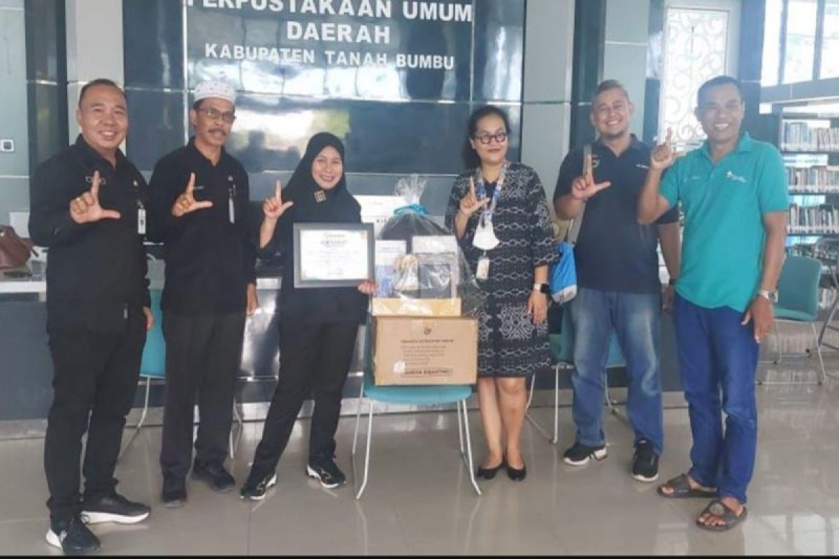 Perpustakaan Tanah Bumbu terima bantuan Al-Qur'an