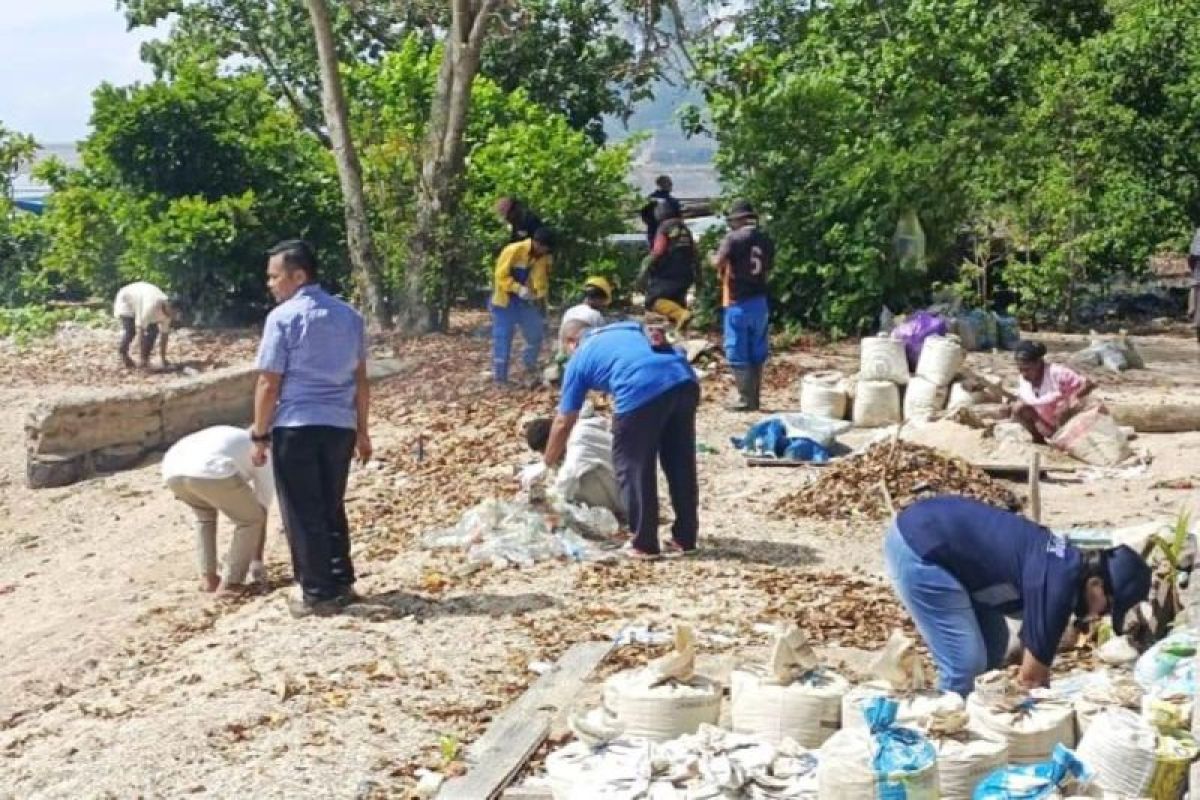 Pemerintah Kaimana bangun kesadaran warga bersihkan pantai