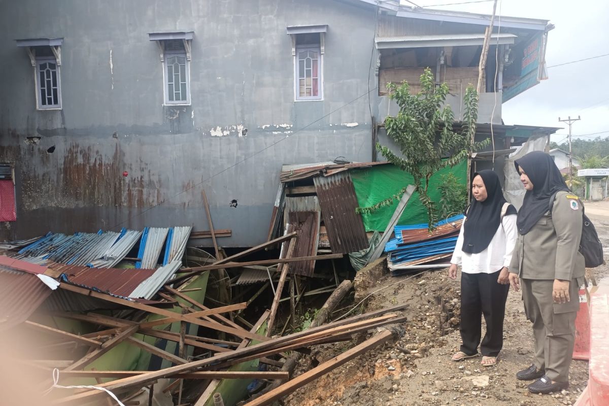 Tanah longsor di Kapuas Hulu, bangunan BUMDes Nanga Semangut ambruk