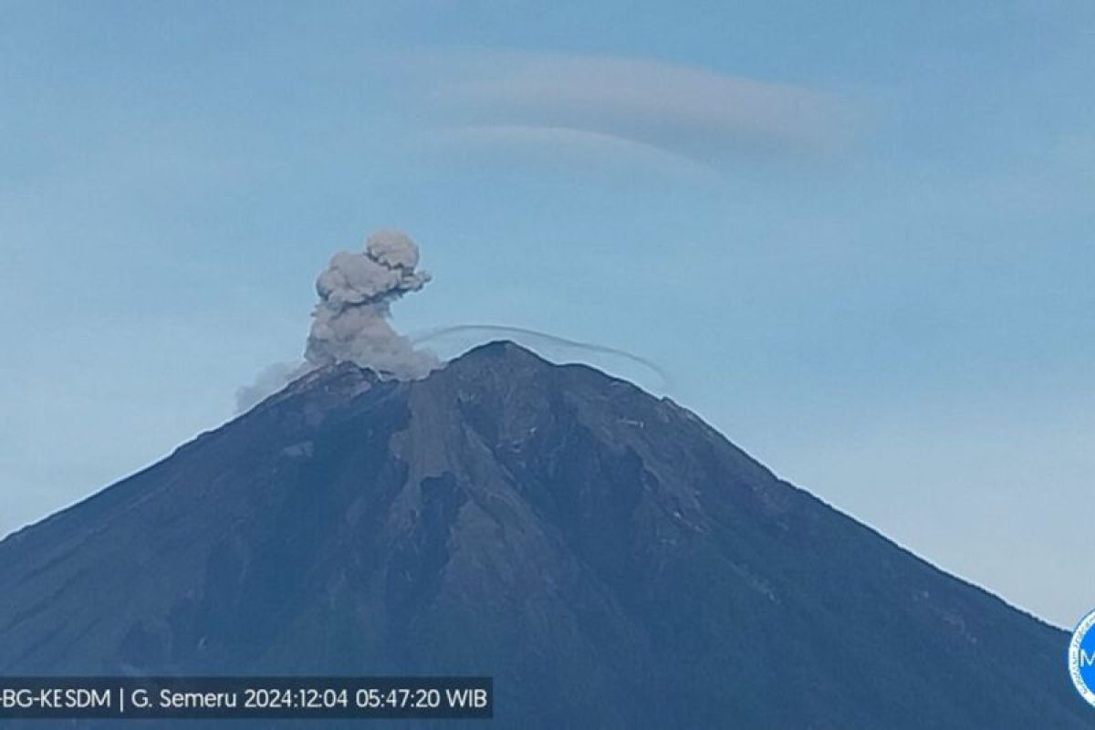 Gunung Semeru erupsi dengan amplitudo maksimum 22 mm