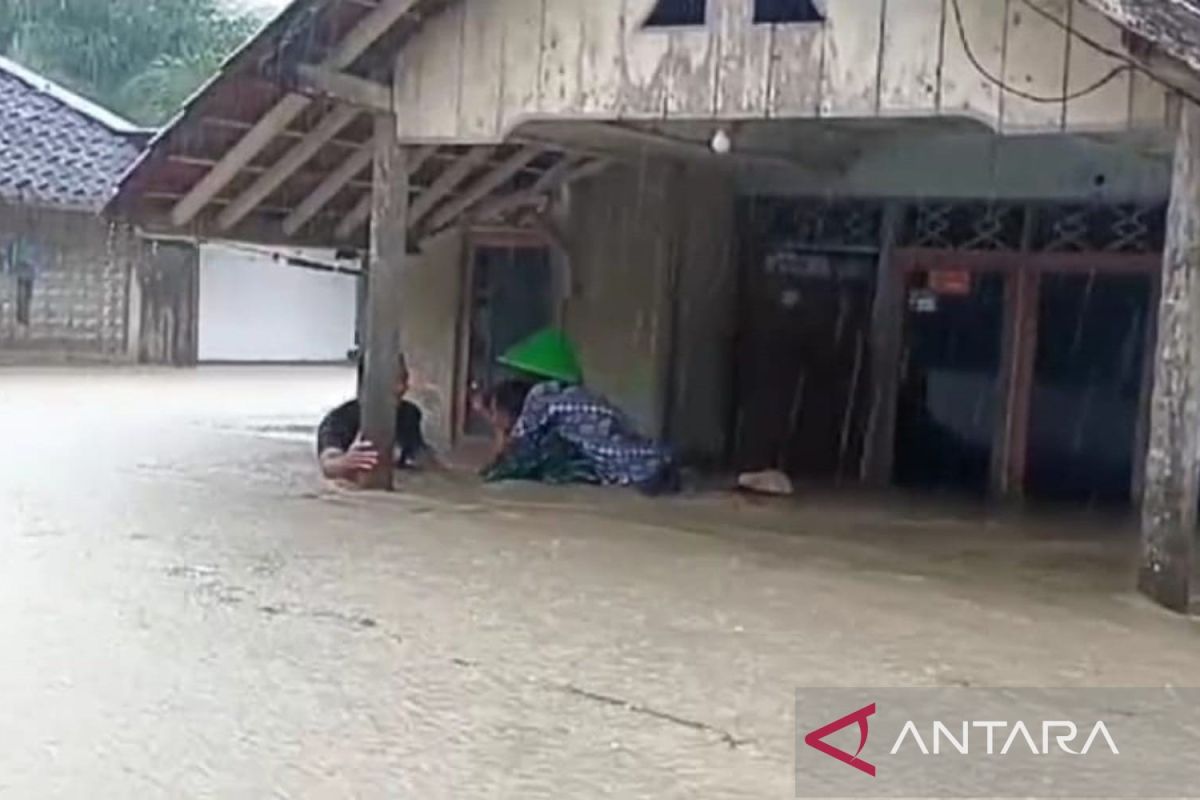 Banjir 2 meter di Cianjur, 110 KK dievakuasi