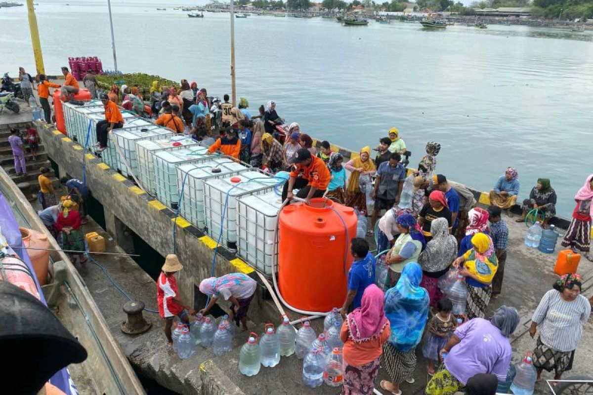 BPBD Jatim kirim 40 ribu liter air siap minum ke Gili Ketapang