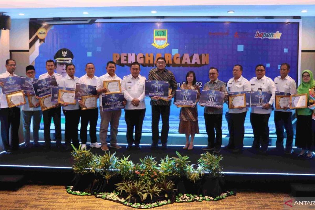 Pemkab Bekasi beri penghargaan para pengelola pajak terbaik