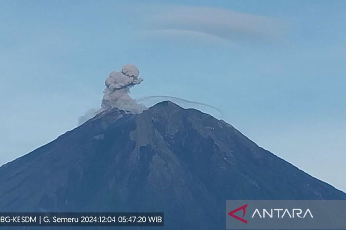 Gunung Semeru 11 kali erupsi sampai Rabu sore