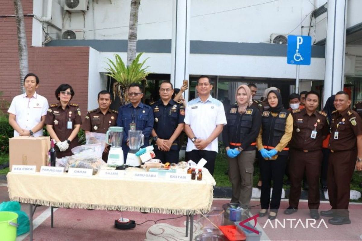 Kejari Medan musnahkan barang bukti senilai Rp1,5 miliar dari 1.035 perkara tindak pidana