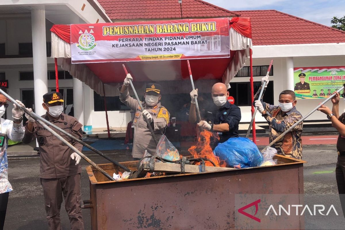 Kejari Pasaman Barat musnahkan barang bukti perkara narkotika dan pidana umum