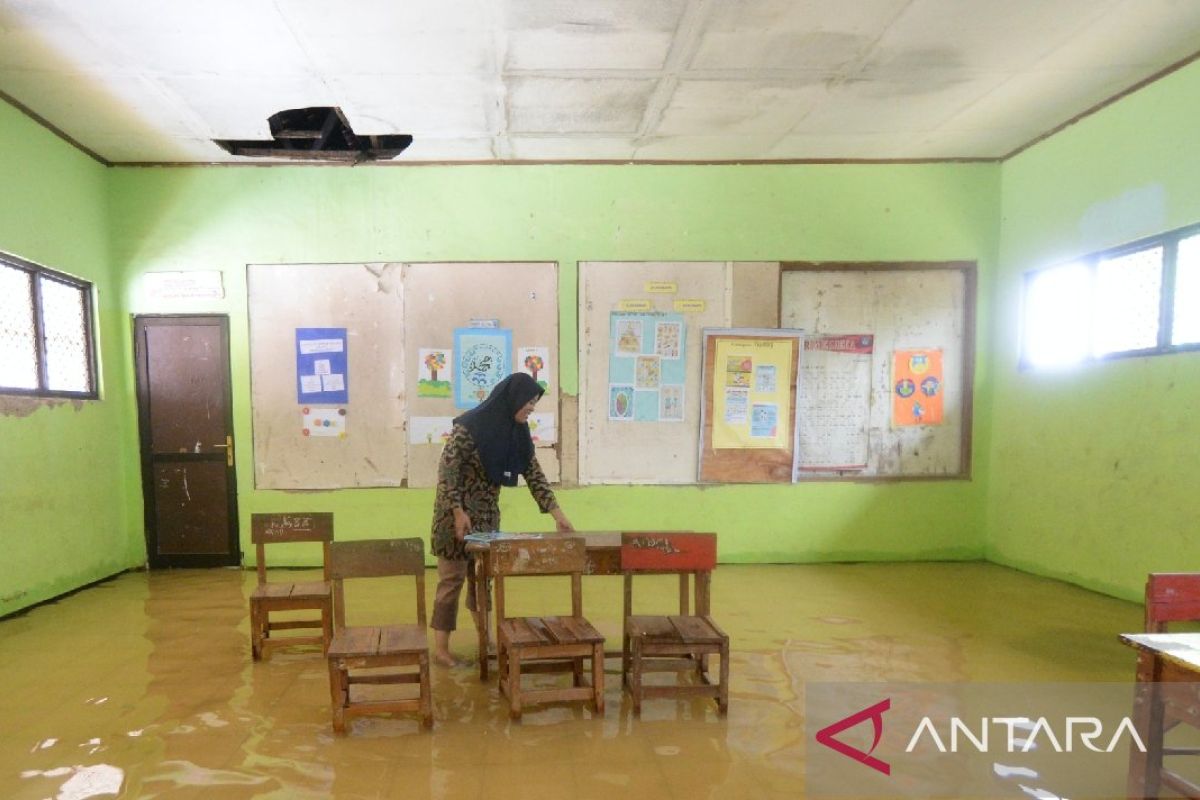 Sekolah di Pandeglang terendam banjir, siswa terpaksa diliburkan