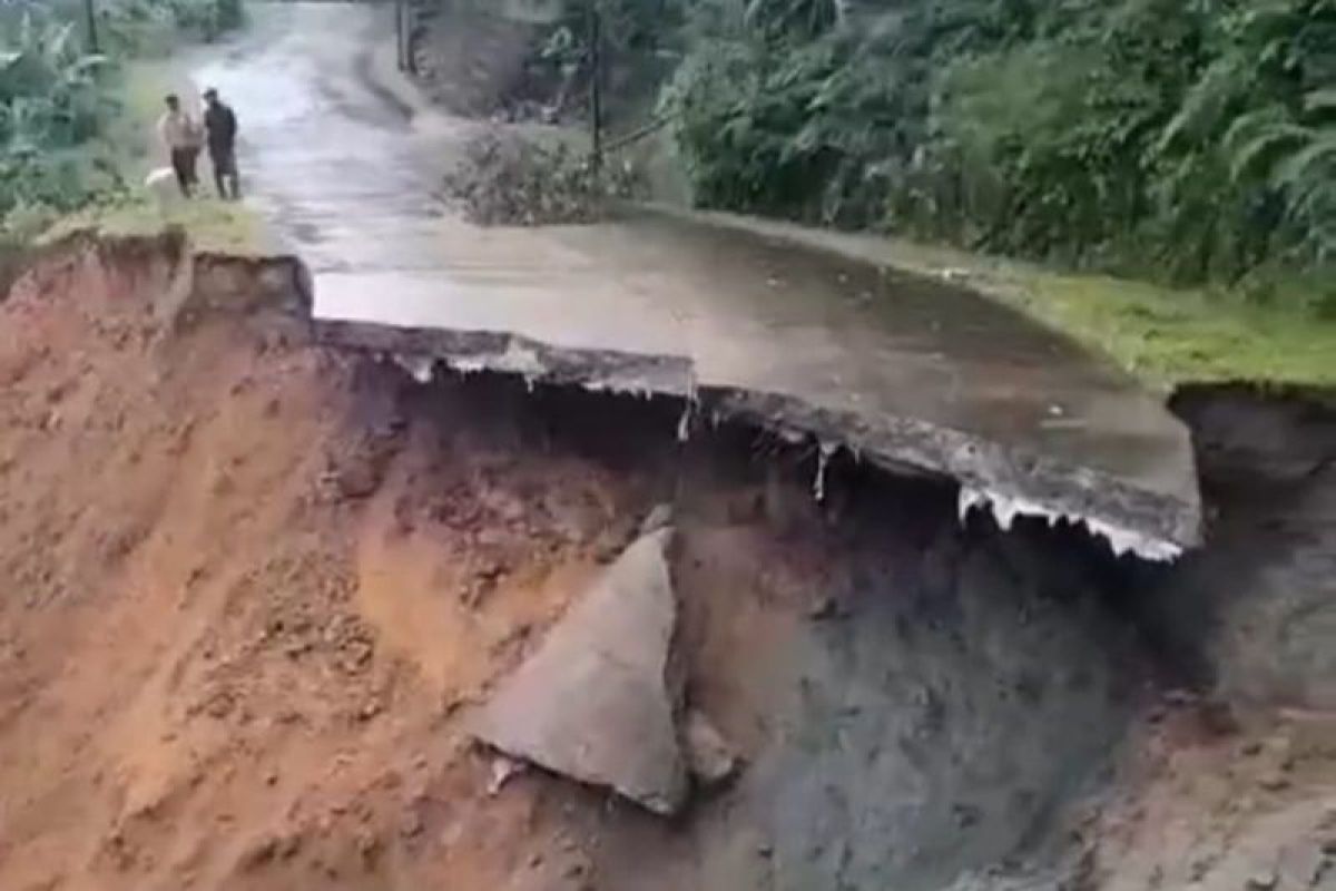 Jalan menuju wisata Negeri di Atas Awan di Lebak terputus