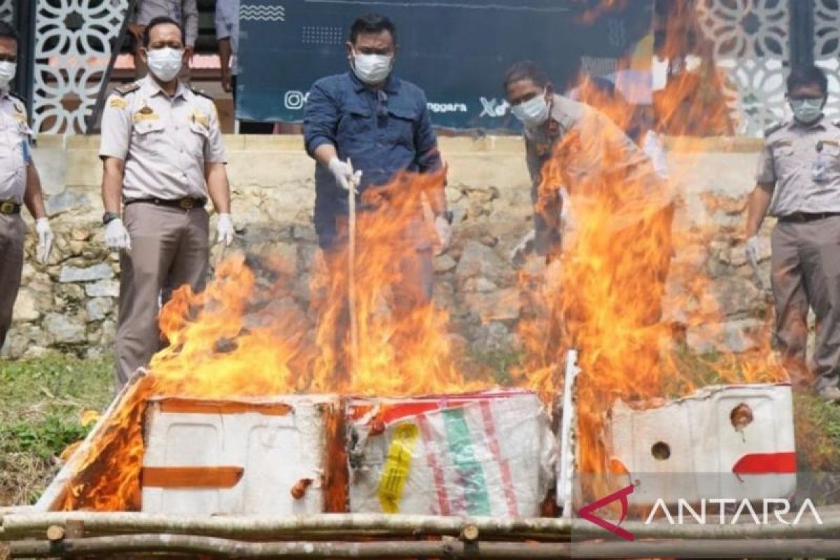 Karantina Sultra musnahkan 106 kg sosis daging babi dan telur bebek ilegal