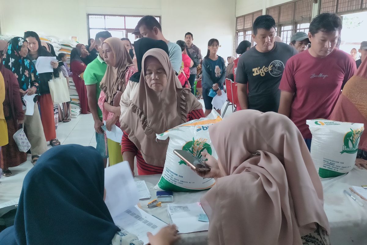 2.394 keluarga penerima manfaat terima Raskin dari Bulog Kota Singkawang