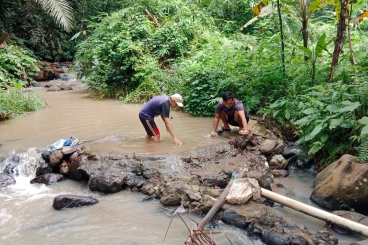 Kesulitan air bersih, warga Kadutukon Mancak butuh bantuan pipa HDPE