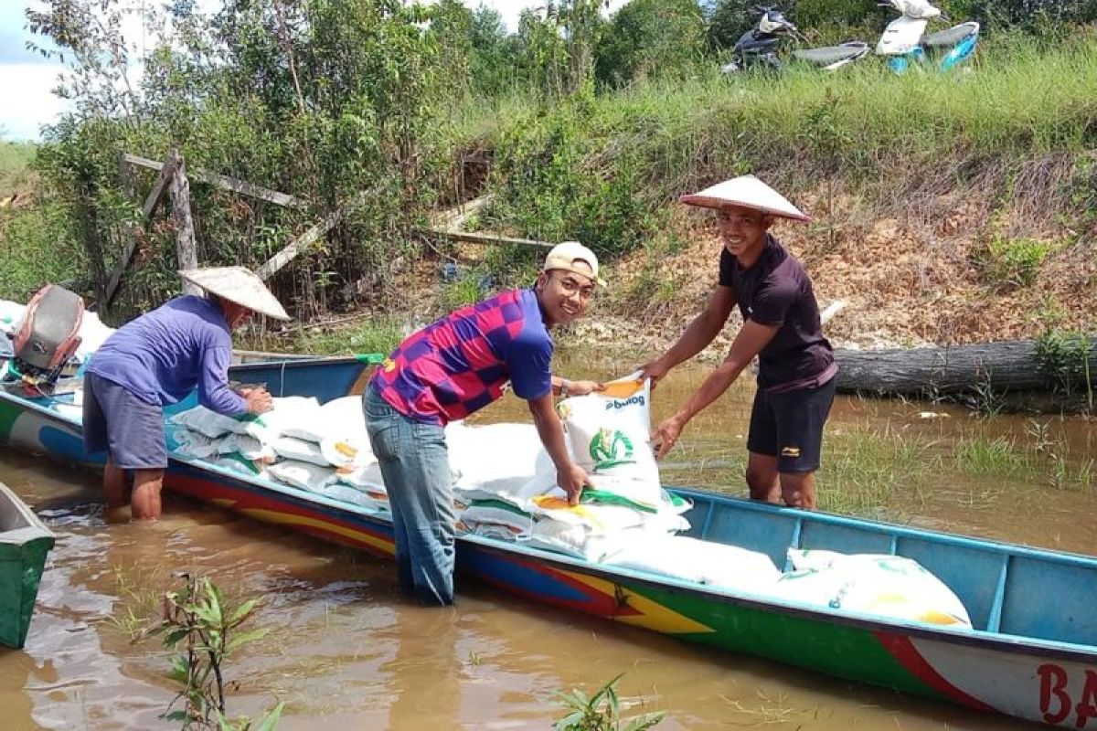 Bulog Putussibau salurkan bantuan pangan hingga ke batas RI-Malaysia