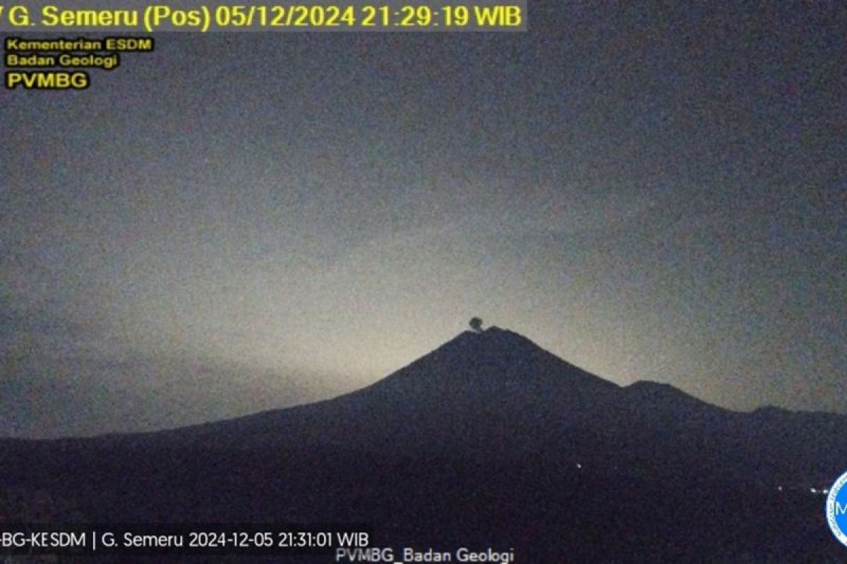 Gunung Semeru beberapa kali erupsi pada Kamis malam