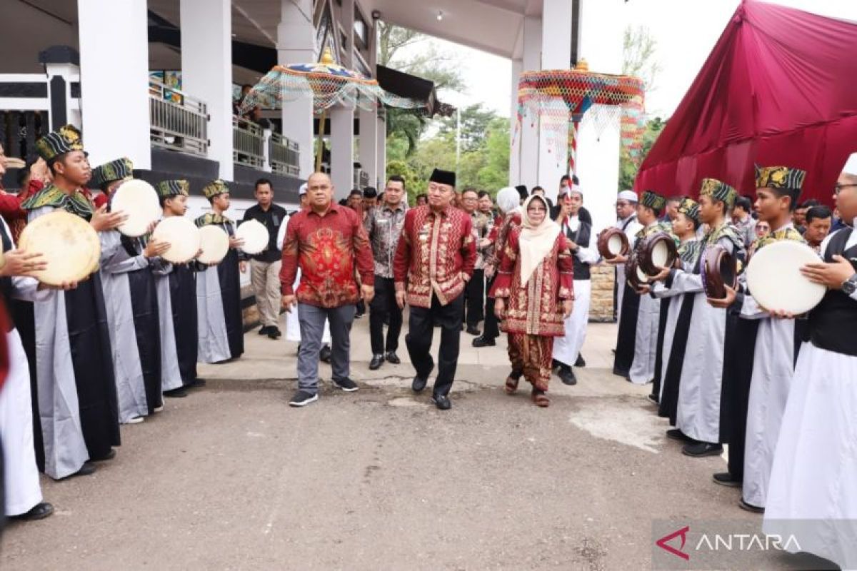 Muhidin  inginkan tarian daerah Kalsel tampil di TMII Jakarta